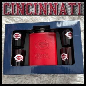 ⭐️NEW Cincinnati Reds Faux Leather Flask and Shot Glass Set